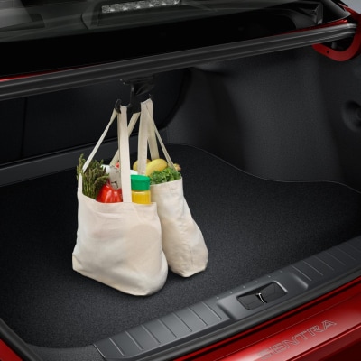 Vue de l’espace du coffre et du crochet pour sac à provisions de la Nissan Sentra 2024