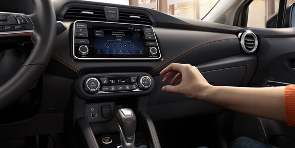 Illustration de la Nissan Versa 2022 montrant l’écran tactile et les commandes axés sur l’utilisateur.