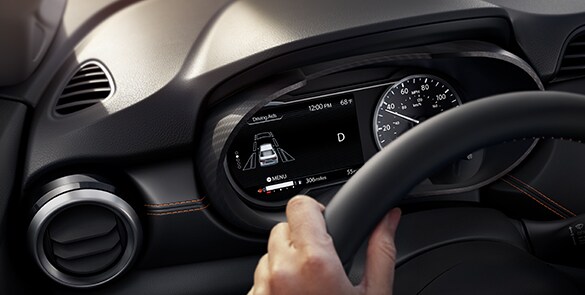 Illustration de la Nissan Versa 2022 montrant l’écran d’aide à la conduite perfectionné.