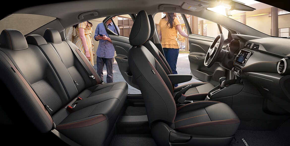 Illustration de la Nissan Versa 2022 montrant un habitacle spacieux, alors que des gens prennent place à l’avant et à l’arrière.