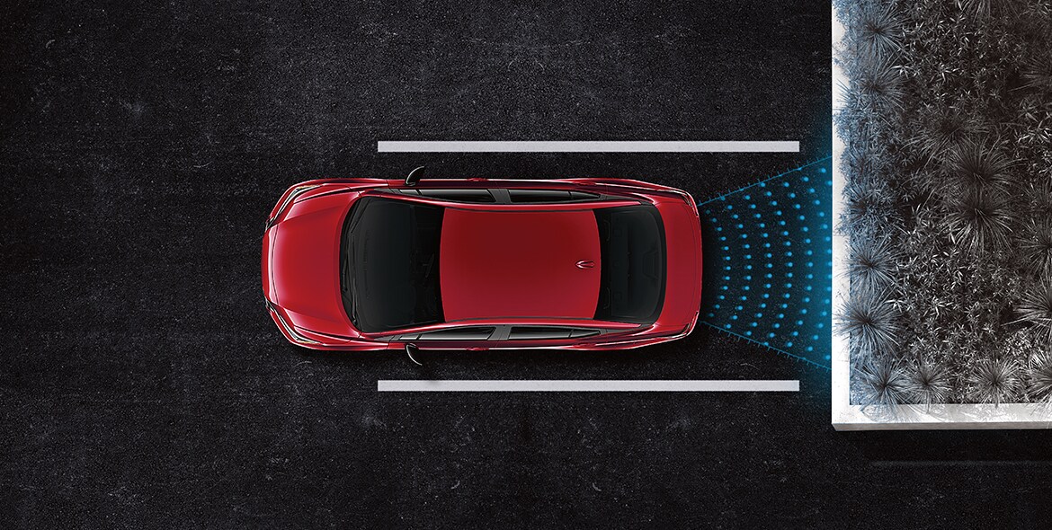 Illustration d’une Nissan Versa 2022 rouge montrant le système de freinage automatique arrière.