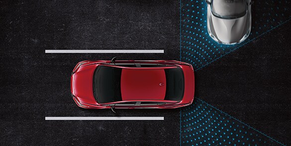 Illustration d’une Nissan Versa 2022 rouge montrant le système d’alerte de trafic transversal.