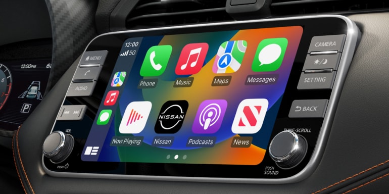 Gros plan de l’écran Apple CarPlay de la Nissan Versa 2024