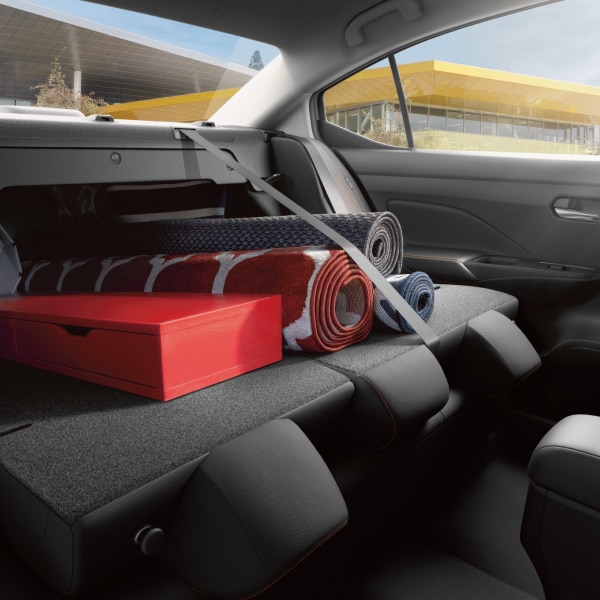 Vue intérieure des sièges rabattus afin d’agrandir l’espace du coffre de la Nissan Versa 2024