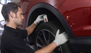 Technicien Nissan effectuant une inspection multipoint