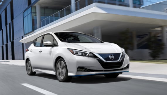 Véhicule Select certifié Nissan de couleur blanche, roulant en ville