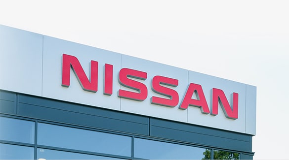 Nom de Nissan sur le bâtiment du siège social