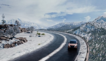Nissan ARIYA sur une route de montagne enneigée