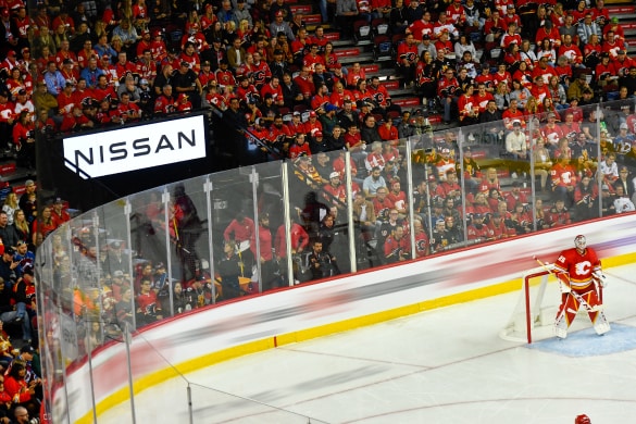 Logo de Nissan au Saddledome Arena lors d’un match des Flames de Calgary