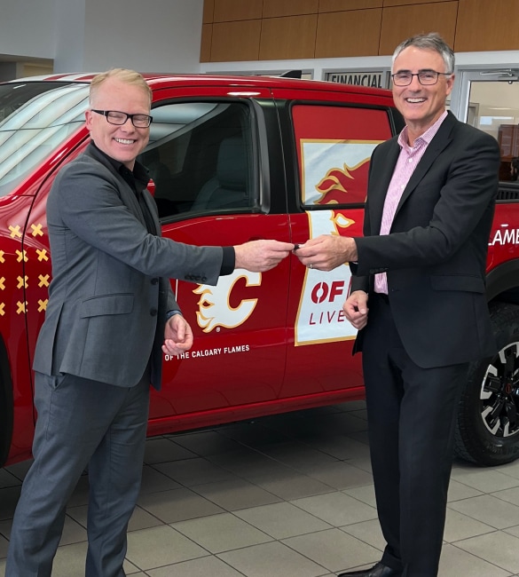 Un représentant des Flames de Calgary reçoit les clés du Nissan Frontier illustrant notre partenariat
