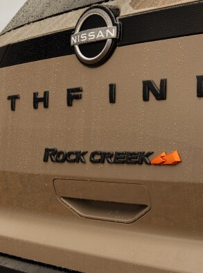 Nissan Pathfinder Rock Creek 2023 avec logo extérieur Rock Creek à l’arrière
