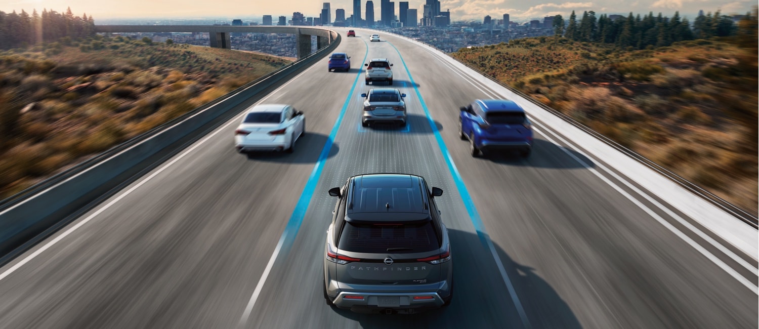 Capteurs technologiques de l’assistance ProPILOT du Nissan Pathfinder 2022 surveillant les mouvements de la circulation sur l’autoroute