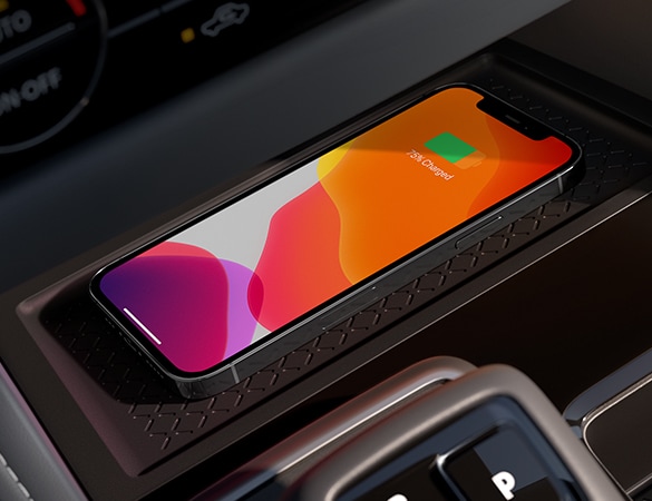 Nissan Pathfinder 2022 illustrant un téléphone intelligent sur un bloc de recharge sans fil