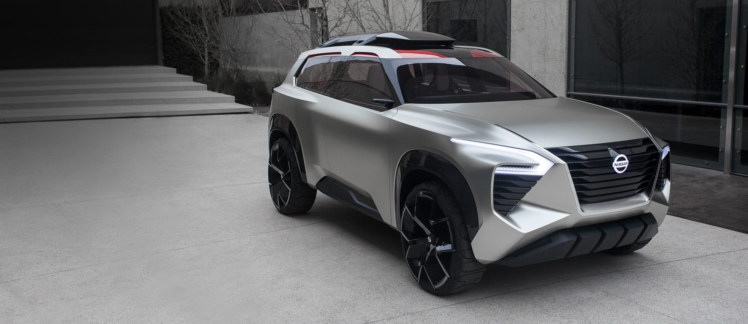 Vue en angle d’un VUS concept autonome intelligent Nissan Xmotion argent