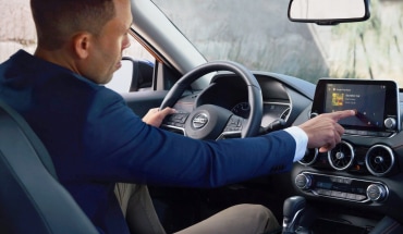 Représentant commercial naviguant sur l’écran tactile de la Nissan Altima