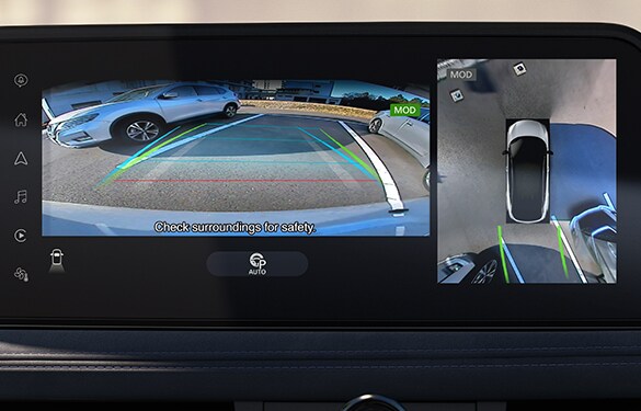 Nissan Ariya 2023, écran affichant un écran de visualisation du périmètre intelligent lors du recul dans une place de stationnement.