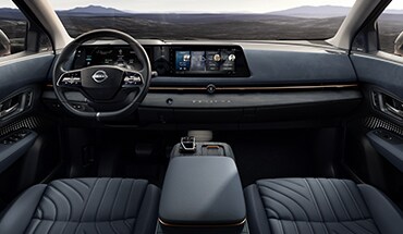 Nissan Ariya 2023, vue intérieure des sièges avant, de la console centrale et du tableau de bord.