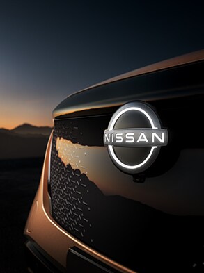 Nissan ARIYA 2023 avec emblème illuminé sur une calandre