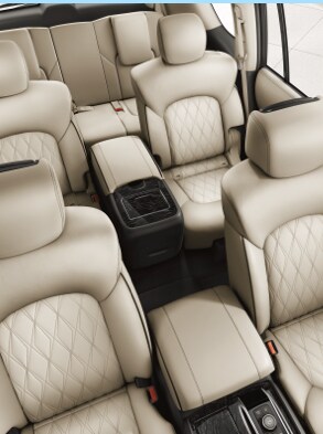 Vue intérieure du Nissan Armada 2023 des sièges rehaussés de cuir matelassé à double couture