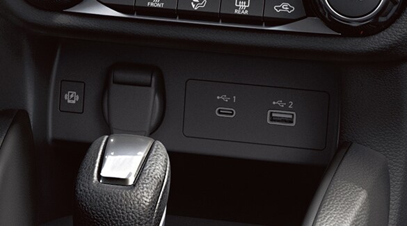 Vue intérieure de la Nissan Versa 2023 montrant les ports USB.
