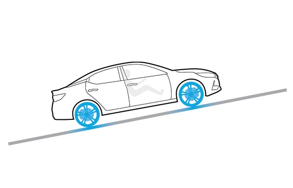 Illustration de la Nissan Versa 2023 montrant la voiture dans une pente utilisant l’assistance au démarrage en pente.