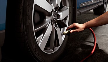 Vidéo de la Nissan Versa 2023 montrant une personne qui gonfle un pneu.