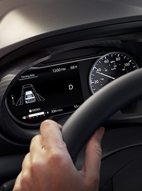 Illustration de la Nissan Versa 2023 montrant l’écran d’aide à la conduite perfectionné.