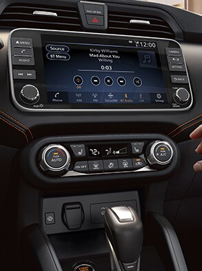 Illustration de la Nissan Versa 2023 montrant l’écran tactile et les commandes axés sur l’utilisateur.